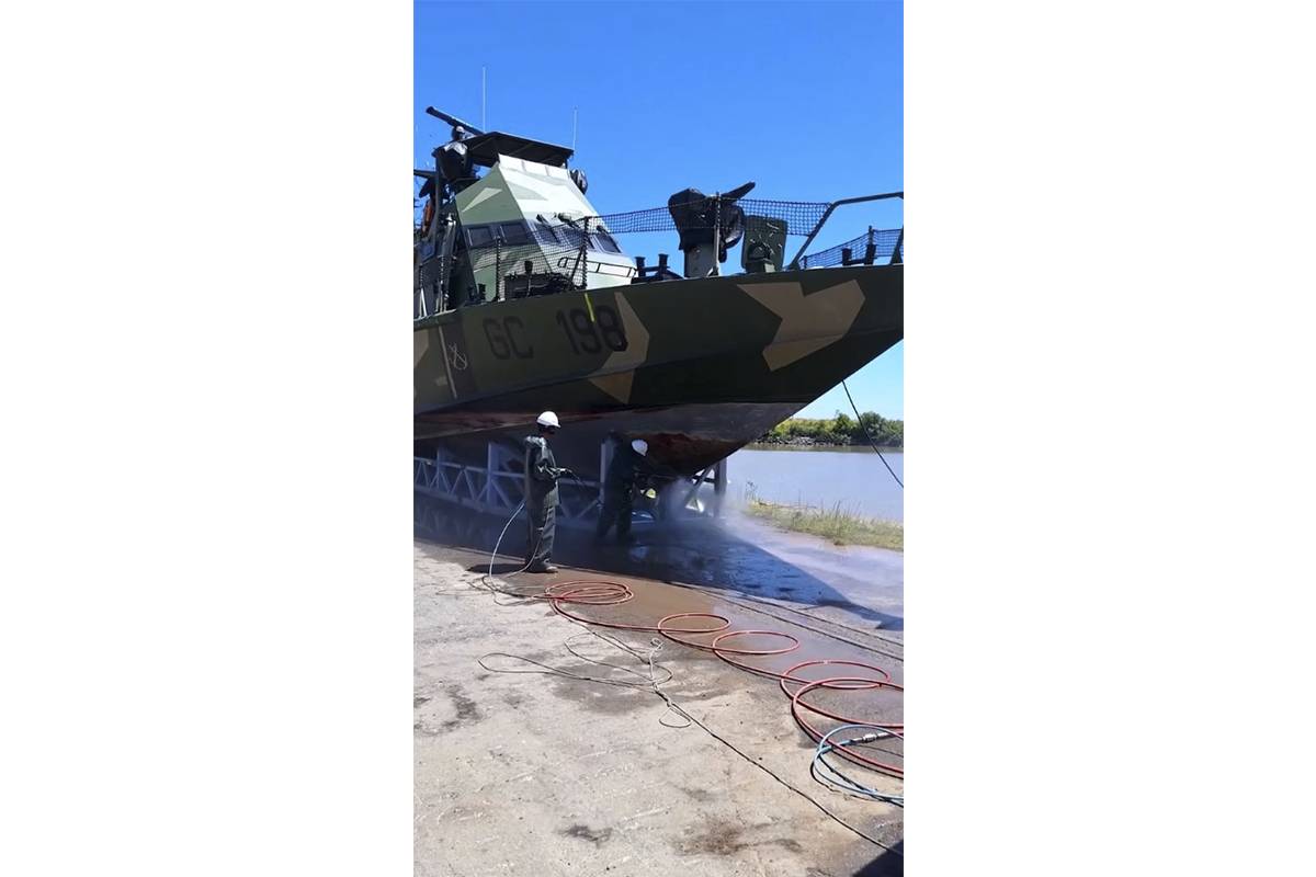 Tareas de mantenimiento en una lancha. (PNA) Tareas de mantenimiento en una lancha. (PNA)