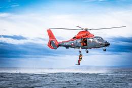 Un helic�ptero AS365 Dauphin de la Armada de Chile durante una operaci�n de Helocast dentro del Grupo Aeronaval Sur. (Foto: Armada de Chile)