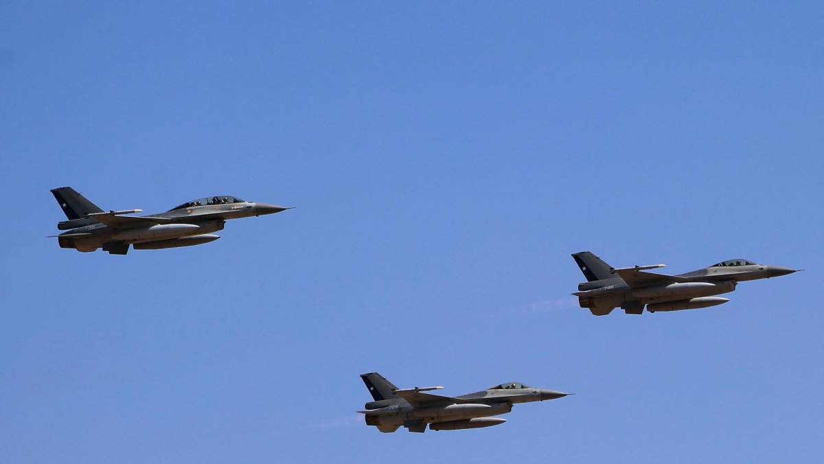 Tres aviones F-16 de la Fuerza Area de Chile durante el desfile. (foto: Fuerza Area de Chile)