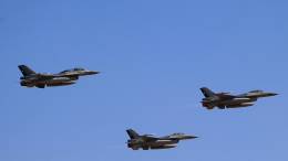 Tres aviones F-16 de la Fuerza Area de Chile durante el desfile. (foto: Fuerza Area de Chile)
