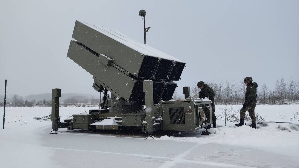 Uno de los lanzadores de la UDAA NASAMS del ET desplegada en el nevado paisaje letn. (EMAD)