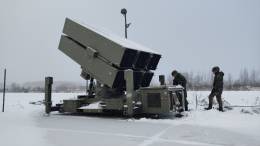Uno de los lanzadores de la UDAA NASAMS del ET desplegada en el nevado paisaje letn. (EMAD)