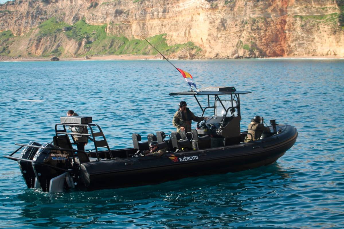 La nueva RHIB del ET, como demuestra el anagrama y títulos, modelo TXA-800D (COMGEMEL) La nueva RHIB del ET, como demuestra el anagrama y títulos, modelo TXA-800D (COMGEMEL)