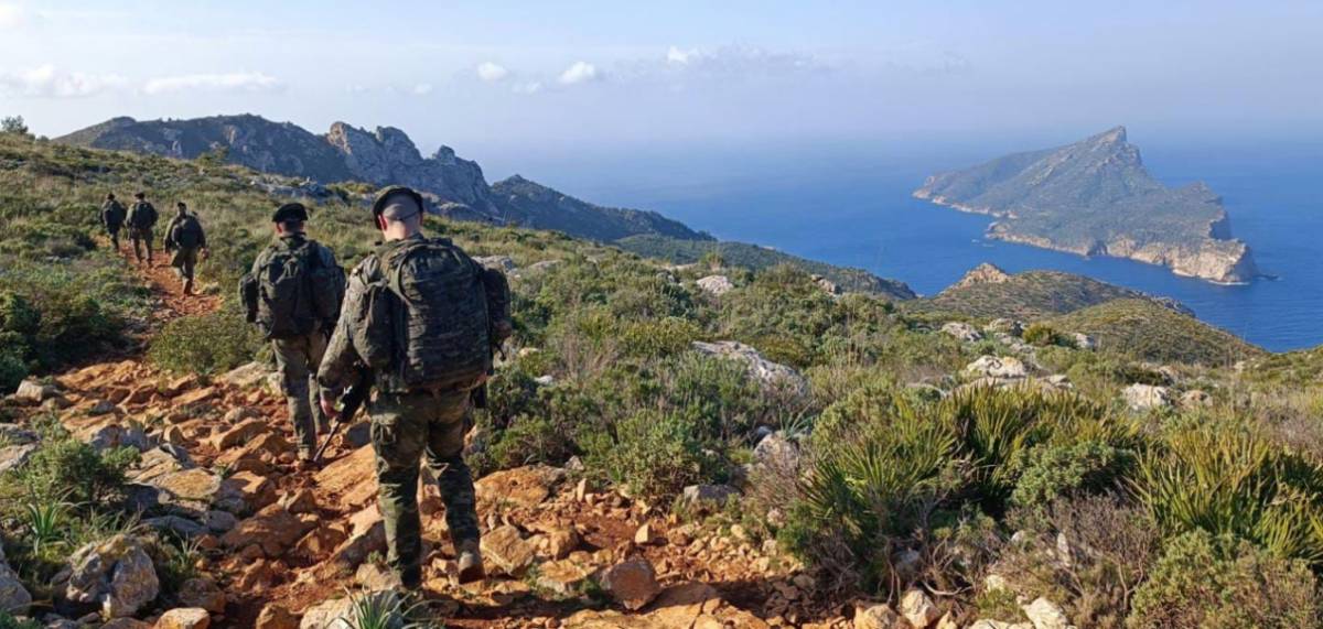 Una patrulla a pie en tareas de vigilancia en territorio extra peninsular. Una patrulla a pie en tareas de vigilancia en territorio extra peninsular.