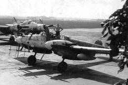 En primer plano, un caza nocturno Messerschmitt Bf 110 equipado con el radar Lichtenstein SN-2 (FuG 220). Al fondo un Junkers Ju 88 equipado con el mismo radar. Obs�rvese el gran tama�o de las antenas del equipo (�Hirschgeweih antennas� o antenas de asta de ciervo) 