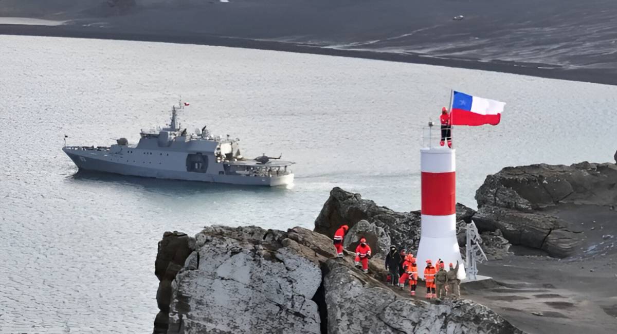 El faro terminado con el OPV-83 Marinero Fuentealba y sus medios aeronavales de fondo. (Armada de Chile)