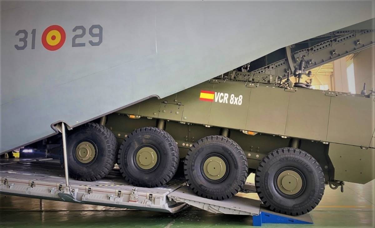 El VCR 8x8 Dragón siendo embarcado en un avión A400M del Ala 31. (foto: EAE) El VCR 8x8 Dragón siendo embarcado en un avión A400M del Ala 31. (foto: EAE)