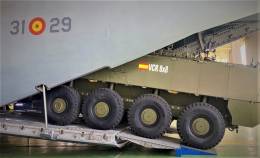  El VCR 8x8 Dragn siendo embarcado en un avin A400M del Ala 31. (foto: EAE)