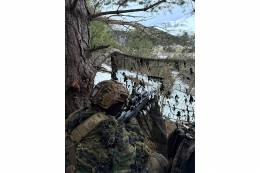 Un militar del Ej�rcito de Chile con un rifle de precisi�n en los Pirineos espa�oles. (foto: Ej�rcito de Chile)