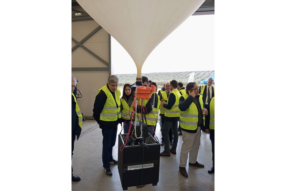 Autoridades durante la demostración. (foto B2Space) Autoridades durante la demostración. (foto B2Space)