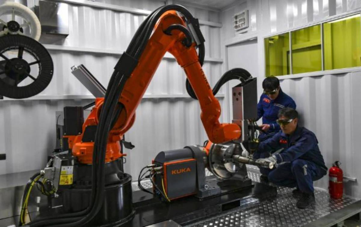 Equipos de mantenimiento de vehículos anfibios del Grupo Logístico del Cuerpo de Marines del ejército de Corea del Sur demuestran las capacidades de fabricación aditiva utilizando una impresora 3D de metal basada en un robot. Equipos de mantenimiento de vehículos anfibios del Grupo Logístico del Cuerpo de Marines del ejército de Corea del Sur demuestran las capacidades de fabricación aditiva utilizando una impresora 3D de metal basada en un robot.