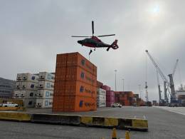 Miembros del Grupo de Respuesta Inmediata de la Armada de Chile descendiendo mediante fast rope del helicptero Dauphin. (foto: Aduana Chile)
