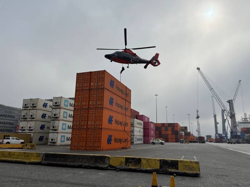 Miembros del Grupo de Respuesta Inmediata de la Armada de Chile descendiendo mediante fast rope del helicptero Dauphin. (foto: Aduana Chile)