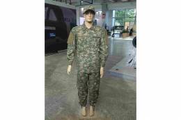 Los nuevos uniformes exhibidos en LAAD 2025.