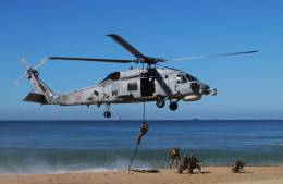 Helicptero S-70 de la Armada turca desde el que descienden tropas anfibias. (Foto Julio Maz)
