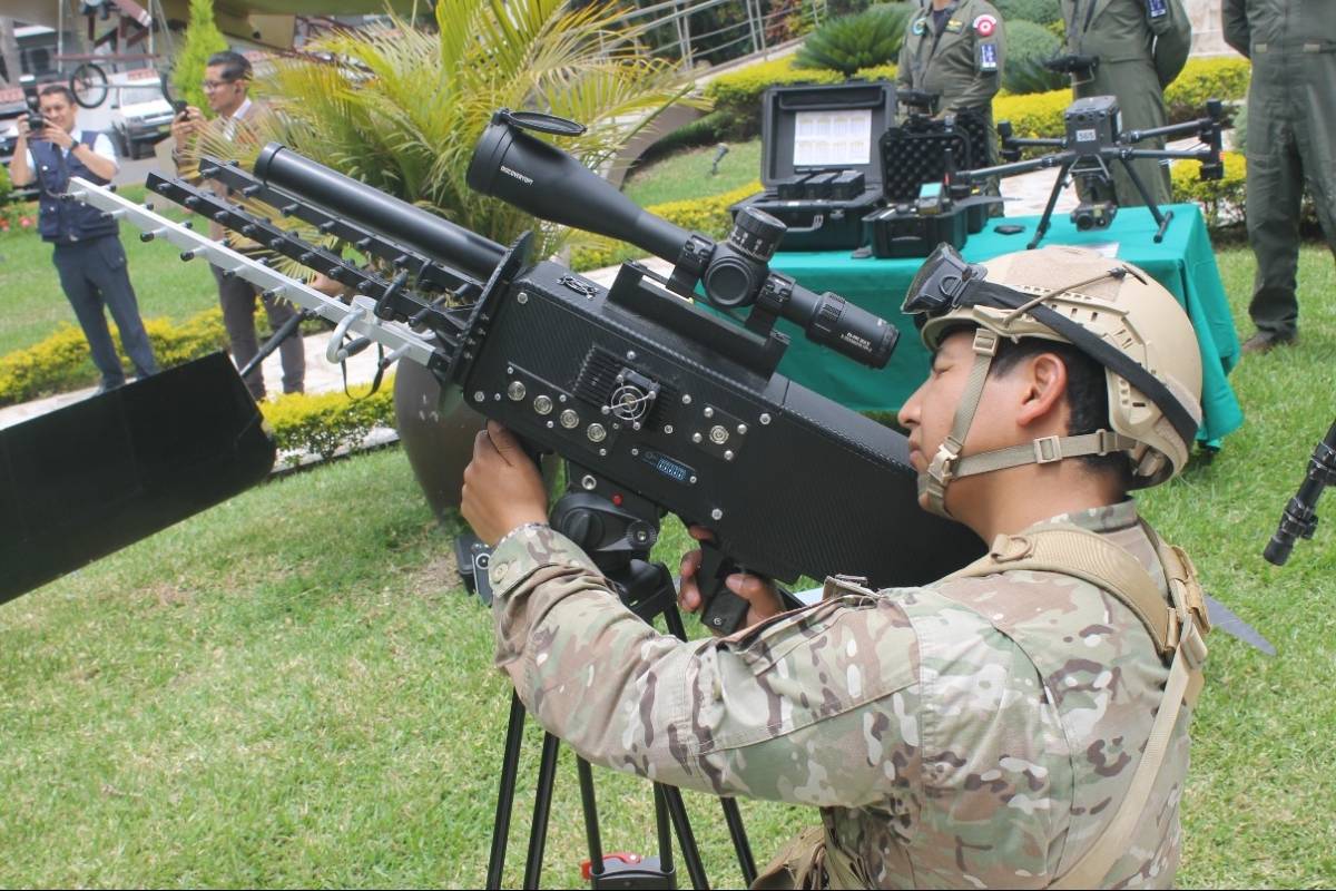 Un militar peruano empuñando un arma antidron. Un militar peruano empuñando un arma antidron.