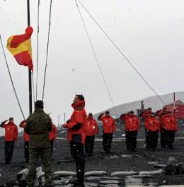 Militares espaoles izando la bandera en una anterior Campaa Antrtica. (foto: Ejrcito de Tierra)