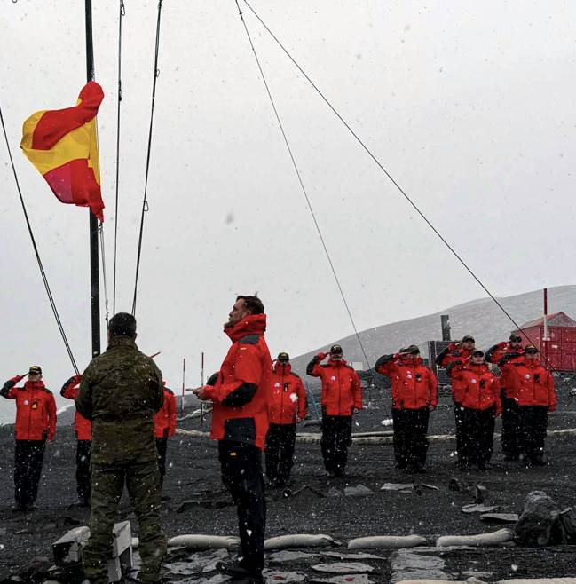 Militares españoles izando la bandera en una anterior Campaña Antártica. (foto: Ejército de Tierra) Militares españoles izando la bandera en una anterior Campaña Antártica. (foto: Ejército de Tierra)