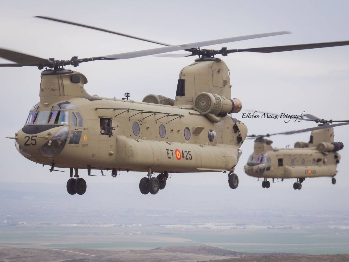 Dos helicópteros CH-47 ‘Chinook’ de la versión ‘Foxtrot’, el ET-425 y ET-428, volando en patrulla. (foto: Esteban Maiza) Dos helicópteros CH-47 ‘Chinook’ de la versión ‘Foxtrot’, el ET-425 y ET-428, volando en patrulla. (foto: Esteban Maiza)