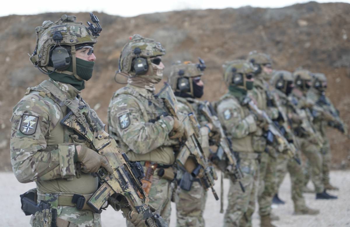 Miembros de operaciones especiales españolas y búlgaras trabajando juntos en el ejercicio Steadfast Dart. (foto: Ministerio de Defensa) Miembros de operaciones especiales españolas y búlgaras trabajando juntos en el ejercicio Steadfast Dart. (foto: Ministerio de Defensa)