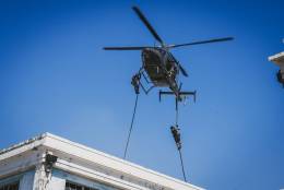 Insercin va fast rope desde un helicptero Bell 429 GlobalRanger de un equipo de accin directa. (Foto: SOCSOUTH)