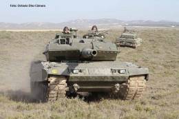 Medio centenar de carros de combate Leopardo 2E podran llegar en los prximos aos a las ciudades autnomas de Ceuta y Melilla. (Octavio Dez Cmara)