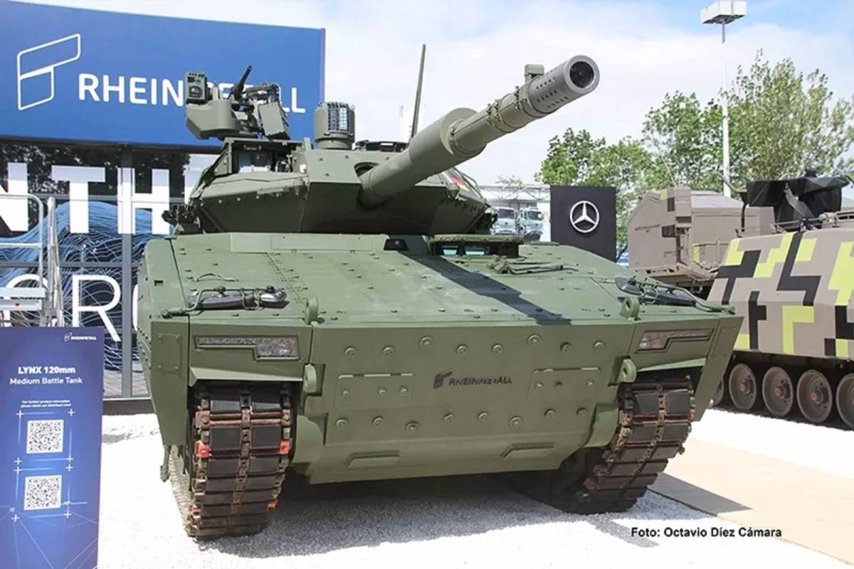 Los italianos contemplan obtener carros ligeros basados en combinar la plataforma Lynx con la torre del Centauro II que incluye un cañón de 120mm. (Octavio Díez Cámara) Los italianos contemplan obtener carros ligeros basados en combinar la plataforma Lynx con la torre del Centauro II que incluye un cañón de 120mm. (Octavio Díez Cámara)