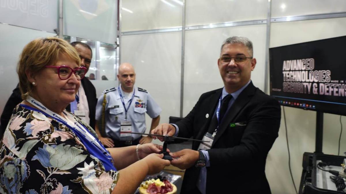 La ministra de Defensa del Uruguay visita el stand de Adtech.