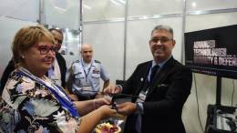 La ministra de Defensa del Uruguay visita el stand de Adtech.