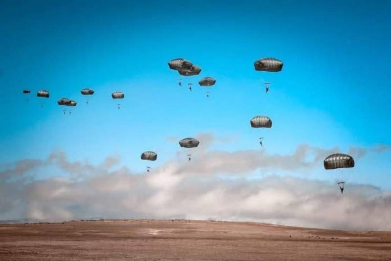 Salto paracaidista durante la celebracin. (foto: Ejrcito de Chile)