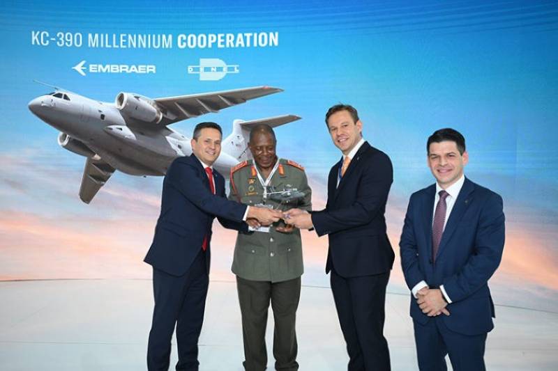 Firma del acuerdo entre Embraer y Denel en LAAD 2025.