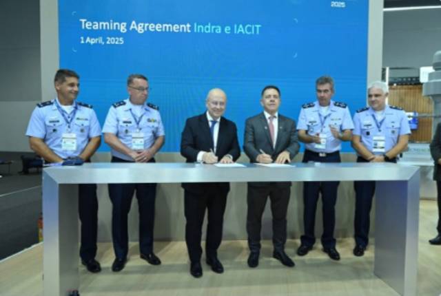 Luiz Teixeira, IACIT, y Pedro Rodrigues Veiga, Indra, rubrican el convenio.