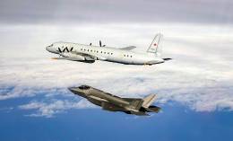 Uno de los F-35A daneses (primer plano) �escoltando� al Il-20M. (foto Forsvaret)