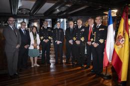 Visita de la ministra de defensa de Chile al Juan Sebastin Elcano. (foto: Ministerio de Defensa)