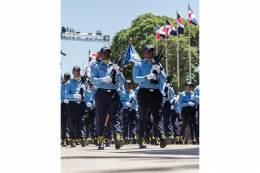 Soldados del CESAC portando sus nuevos subfusiles austriacos Steyr AUG A3 XS. (Foto: MIDE)