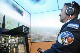 Uso del simulador de vuelo del F-16 de la Fuerza Area Argentina. (foto: MINDEF)