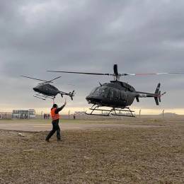 Aterrizaje en suelo argentino de los dos helicpteros provenientes de Estados Unidos. (foto: MINDEF)