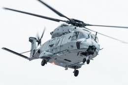 Uno de los futuros pilotos de NH90 de la Armada, volando en las proximidades de la planta de Airbus Helicopters Espaa de Albacete.  (Foto FLOAN)