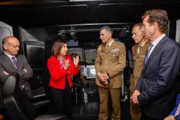 Margarita Robles y el presidente de Indra, ngel Escribano, en el simulador Chinook CH-47F de Indra que dota Ejrcito de Tierra (Foto Indra)