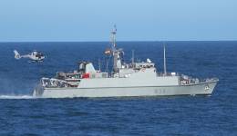 Un H135 realizando ejercicio de VOD, en el que simula evacuar una camilla de la cubierta del cazaminas Duero. (foto Armada espaola)