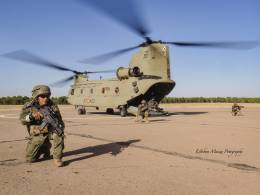 Tropas de la BRIPAC durante un ejercicio tctico con un helicptero Chinook del Ejrcito de Tierra. (foto: Esteban Maiza)