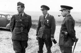 Constantin Cantacuzino (a la izquierda) con el jefe de Escuadr�n Mircea T. Bădulescu; y Traian Burduloiu, jefe del 1� Cuerpo A�rea de Rumania al final de la SGM (foto Capitan Aviator Mircea T. Badulescu)