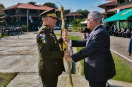 El comisionado Larry Sols Velsquez (Izq.) recibe del presidente de Panam Jos Ral Mulino el estandarte de Director General del SENAFRONT. (Foto: MISE)