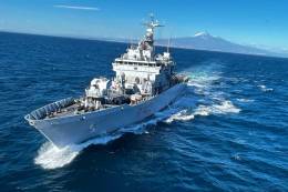 El OPV Libra antes de su entrega a Albania, con pabelln de Italia. (foto Marina Militare)