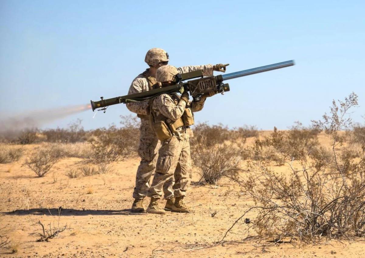 Un marine de Estados Unidos dispara un Stinger durante el entrenamiento. (foto USMC) Un marine de Estados Unidos dispara un Stinger durante el entrenamiento. (foto USMC)