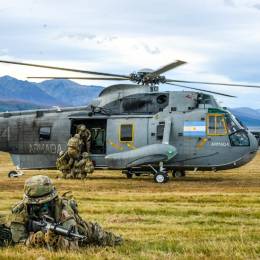 Tropas de Infantera de Marina desembarcando de un helicptero de la Armada. (foto: Armada Argentina)