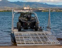Momento del desembarco del UGV desde el USV (US Army)