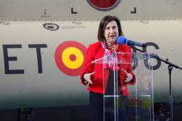 La ministra de Defensa durante la entrega del ltimo helicptero CH-47 Chinook modernizado en la Base Coronel Mat en Colmenar Viejo (Ministerio de Defensa)