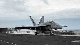 Un F/A-18F Super Hornet se prepara para ser lanzado desde el portaaviones nuclear USS Harry S. Truman (CVN-75). (Foto: US Navy)