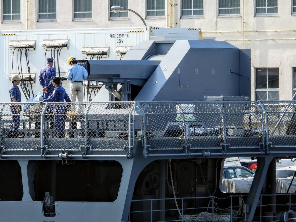 As es el prototipo del can railgun que Japn acaba de embarcar en un buque para someterlo a pruebas previas a su uso en naves de combate. (JMSDF)